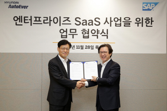 이성열 SAP코리아 대표(오른쪽)와 오일석 현대오토에버 대표가 엔터프라이즈 SaaS 사업과 관련한 업무협약을 체결한 후 기념촬영을 하고 있다.       SAP코리아 제공